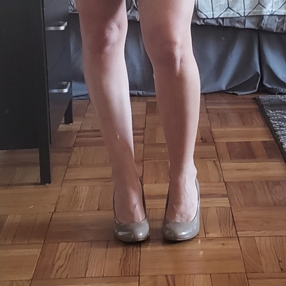 Steve Madden Taupe High Heels Size 7.5M GUC - Picture 6 of 7